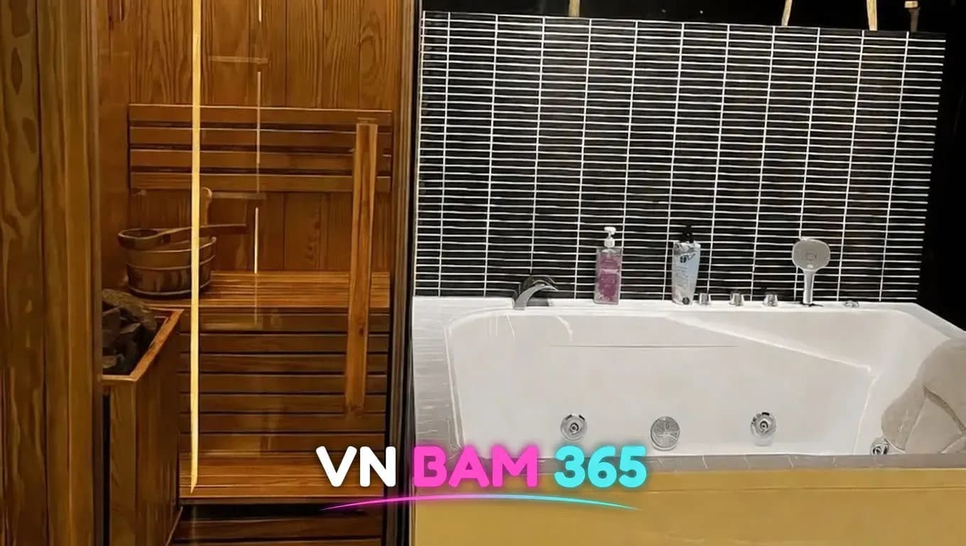 호치민 도도 스파 룸 안 나무 건식 사우나 부스와 흰 월풀 욕조