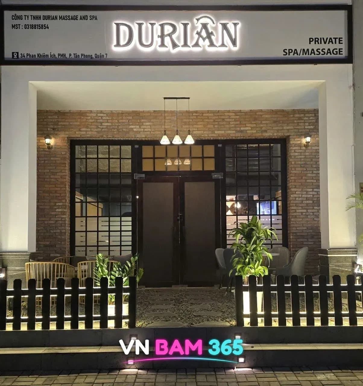 호치민 7군 두리안 마사지 & 스파 외관 — 「DURIAN PRIVATE SPA/MASSAGE」 간판과 34 Phan Khiêm Ích 주소 표기, 벽돌 입구
