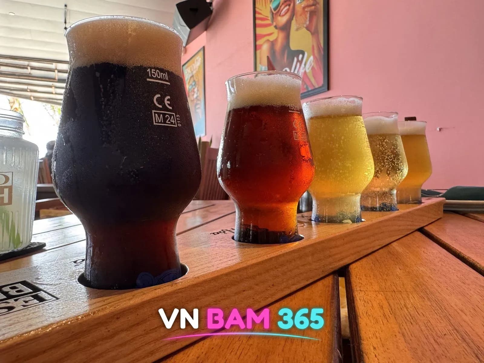 다낭 에스코 비치 바 나무 받침에 놓인 흑맥주부터 밀맥주까지 수제맥주 샘플러