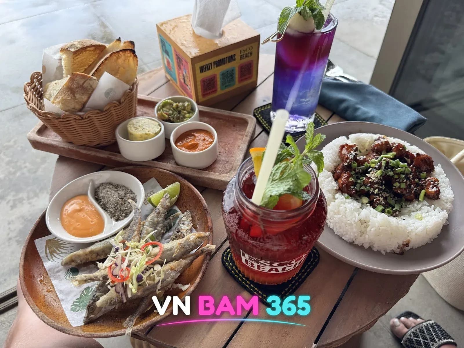다낭 에스코 비치 바 상차림, 빵과 딥 소스, 생선튀김, 덮밥과 ESCO BEACH 잔 칵테일