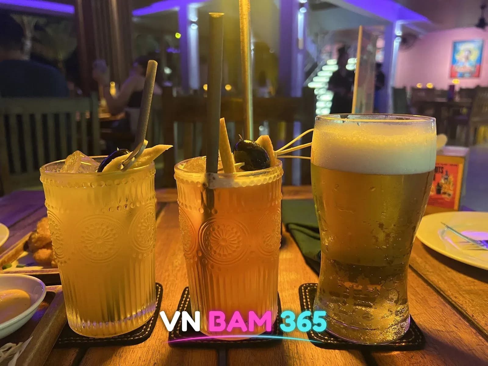 다낭 에스코 비치 바 테이블 위 과일 장식 칵테일 두 잔과 생맥주 한 잔