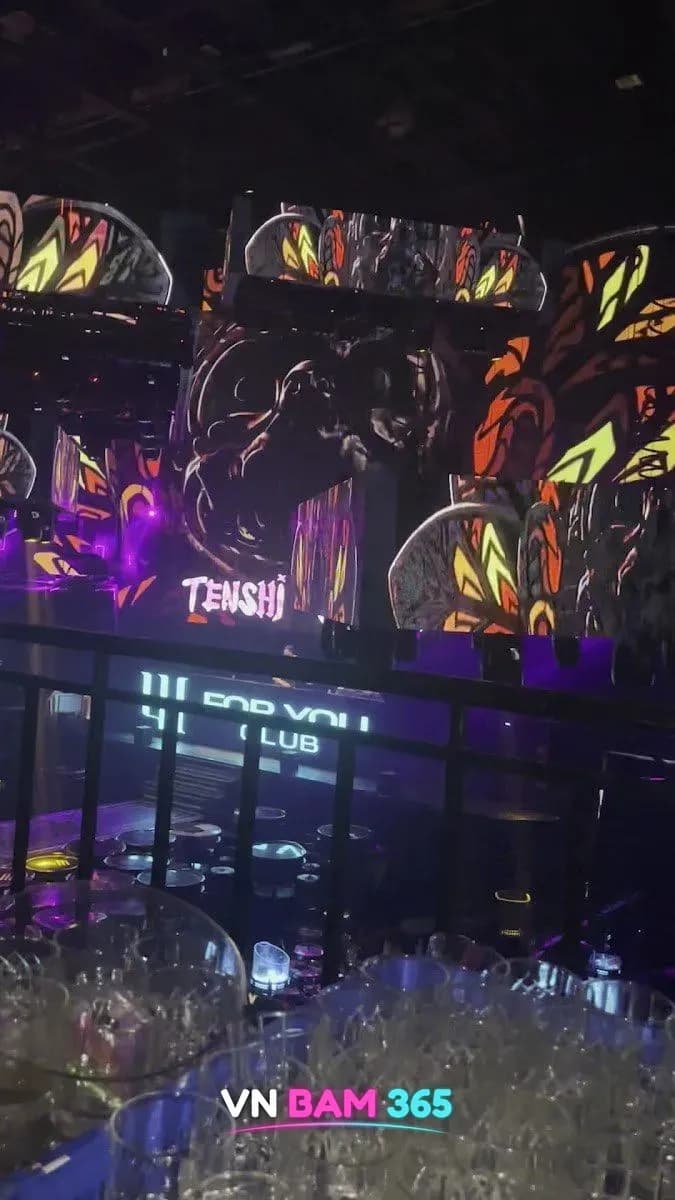 다낭 포유클럽 2층에서 본 대형 LED 스크린 무대와 FOR YOU CLUB 간판, 앞쪽 유리잔