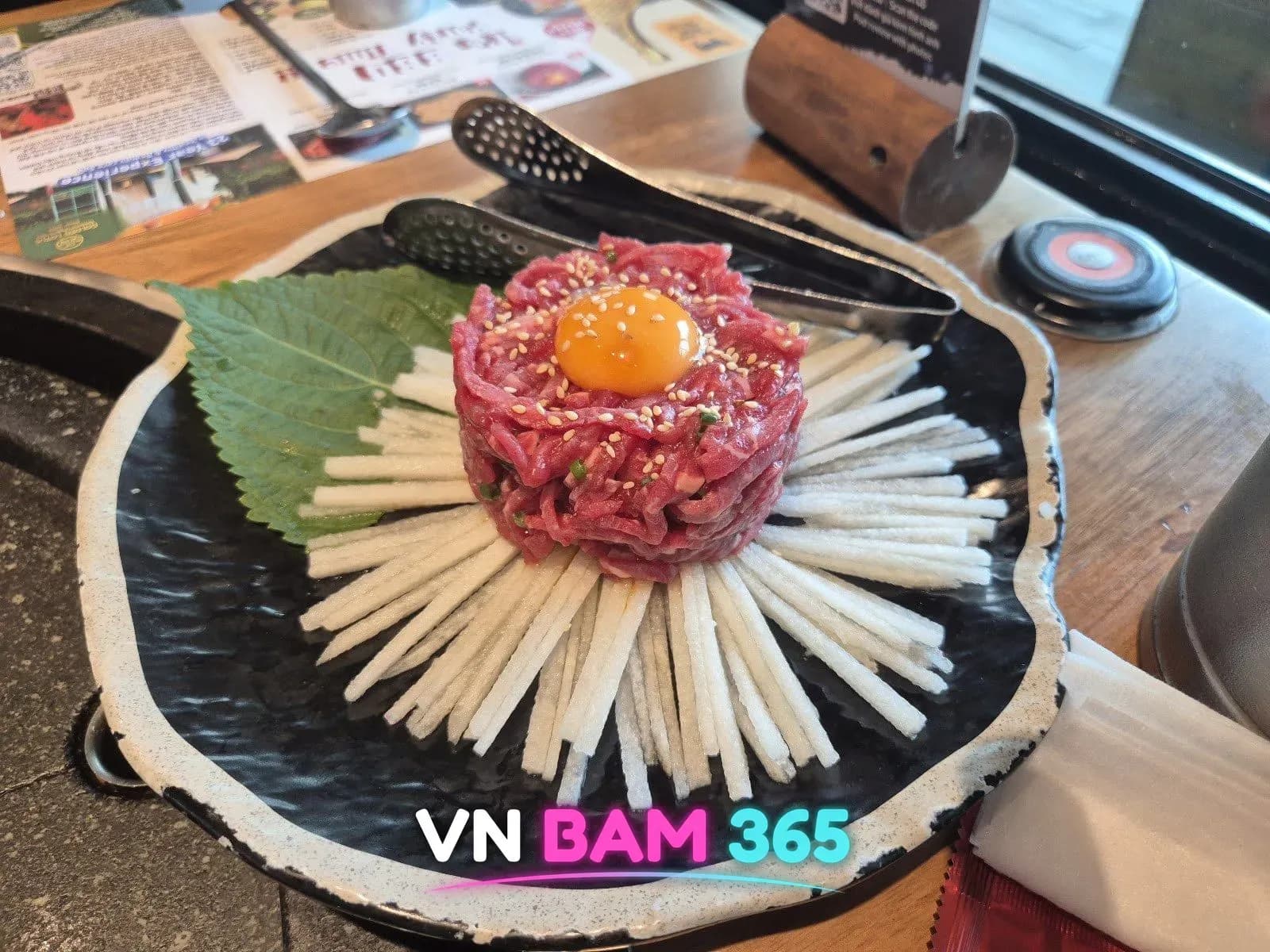 다낭 골든미트하우스 육회, 노른자를 올린 소고기 육회와 채 썬 배, 깻잎