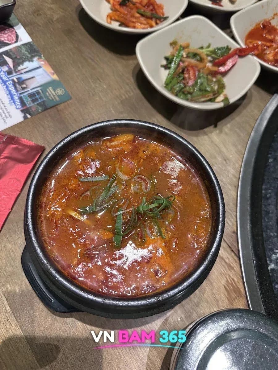다낭 골든미트하우스 뚝배기 김치찌개와 반찬 그릇