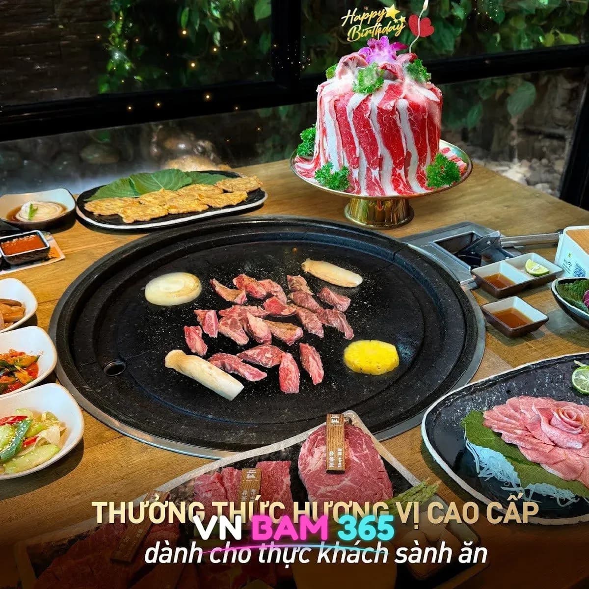 다낭 골든미트하우스 돌판 그릴 위 소고기, 생일 고기 케이크와 모둠 고기·반찬 상차림