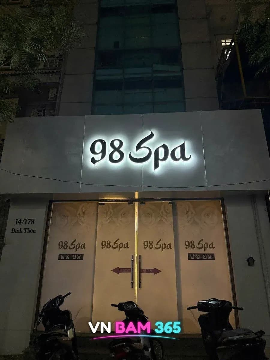 하노이 98스파 야간 외관, 98 Spa 백라이트 간판과 꽃무늬 유리 출입문, 14/178 Đình Thôn 번지 표기