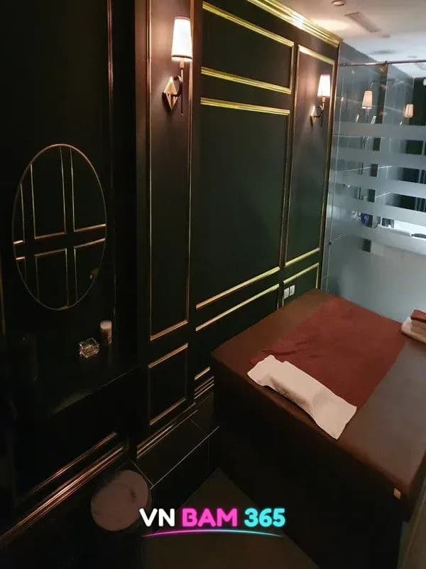 하노이 강남스파 VIP 룸, 둥근 거울과 수건을 올린 마사지 베드