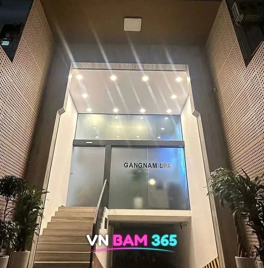 하노이 강남스파 입구, GANGNAM SPA 글자가 있는 유리문과 화분을 둔 계단