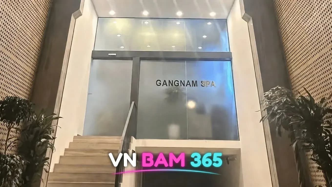 하노이 강남스파 정면 입구, 흰 조명 아래 유리문과 계단