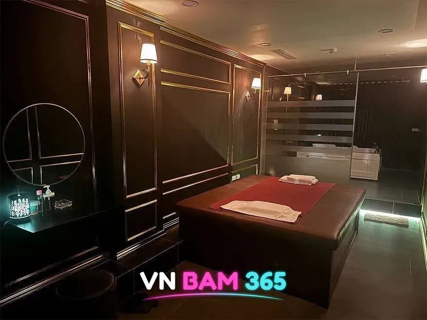 하노이 강남스파 VIP 룸, 벽등이 있는 어두운 패널 벽과 마사지 베드