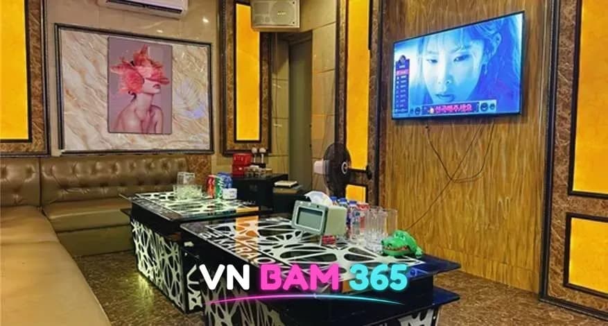 하노이 궁 가라오케 룸, 대리석 무늬 벽과 금색 조명 패널, 벽걸이 노래방 화면