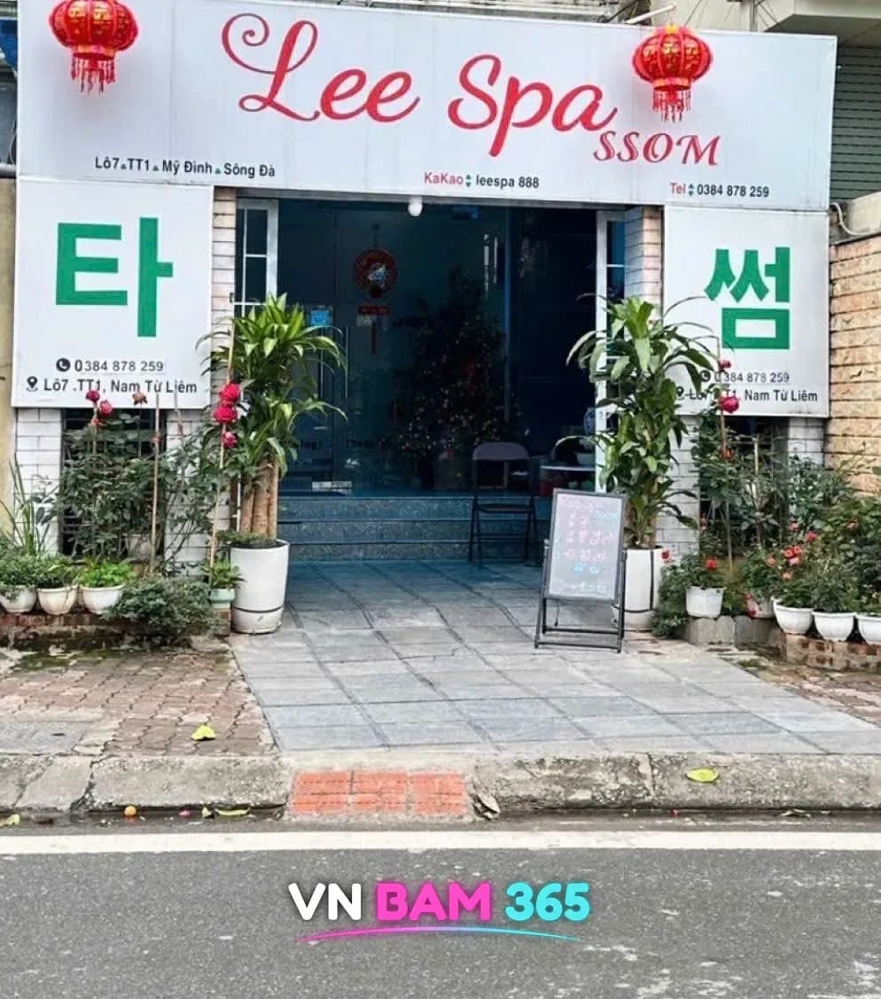 하노이 리스파 입구, Lee Spa 간판과 화분이 놓인 계단 입구