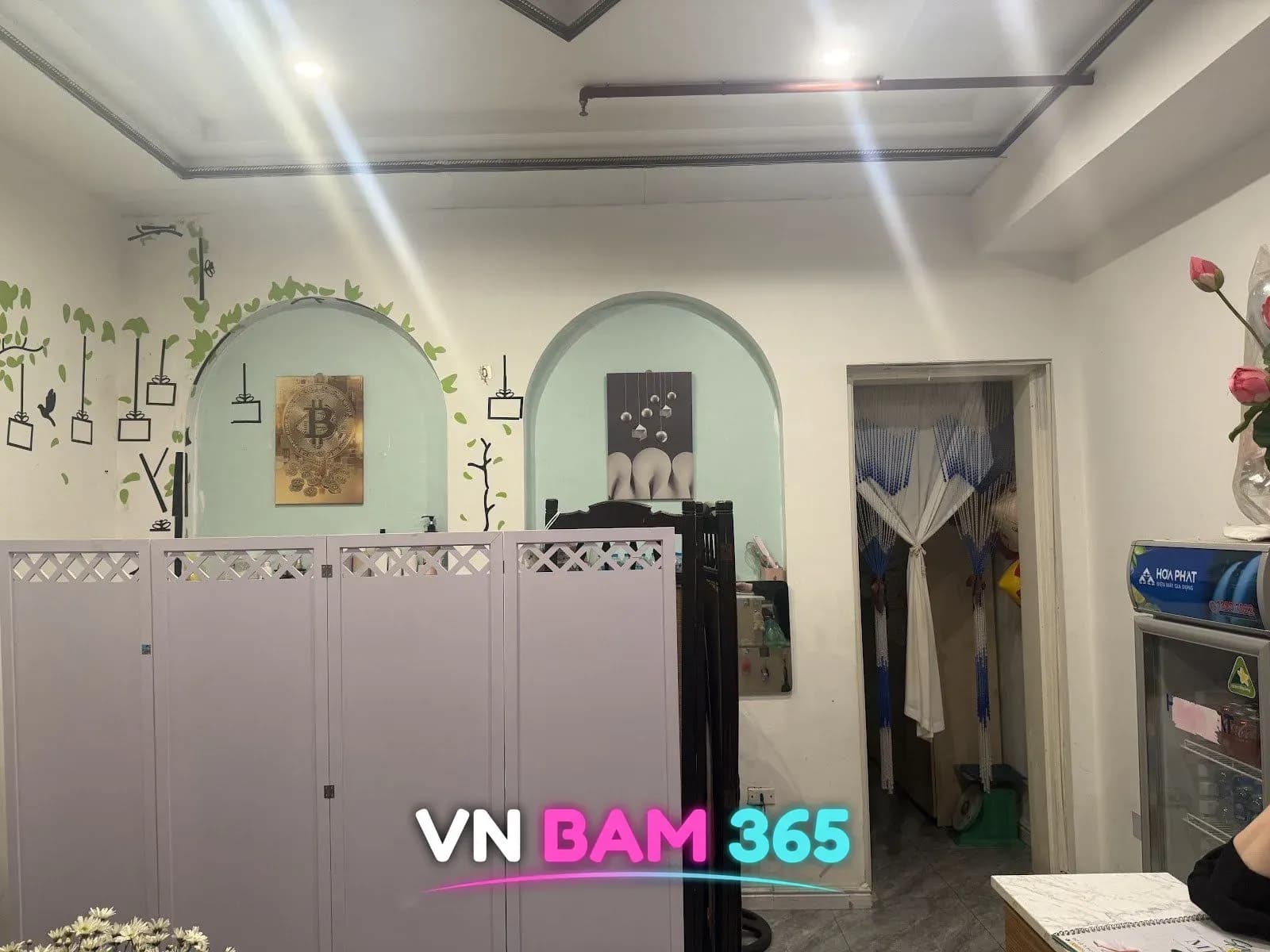 하노이 리스파 실내, 나뭇잎 벽화와 아치형 벽감, 흰 칸막이와 음료 냉장고