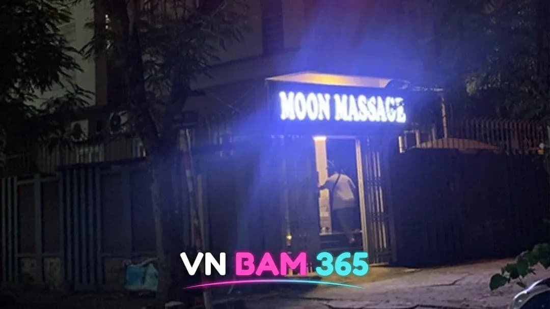 하노이 문 마사지 야간 입구, MOON MASSAGE 흰색 조명 간판 아래 열린 철제 대문
