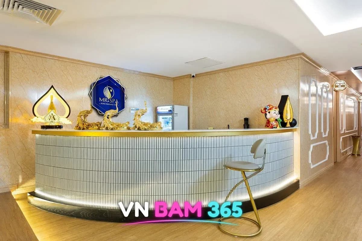 하노이 미스터 스파 리셉션, MR. SPA 로고와 흰 타일 곡선 카운터