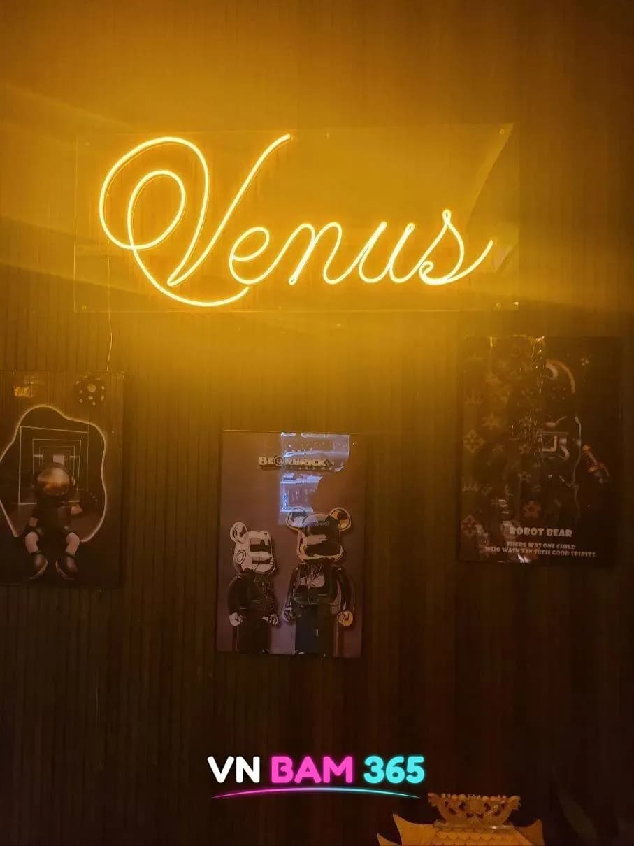하노이 비너스 가라오케 벽면의 노란 Venus 네온 로고