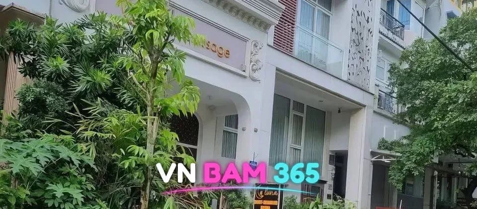 호치민 7군 푸미흥 루나 마사지 주간 외관, 흰색 건물 정면 간판과 입구 앞 luna 입간판