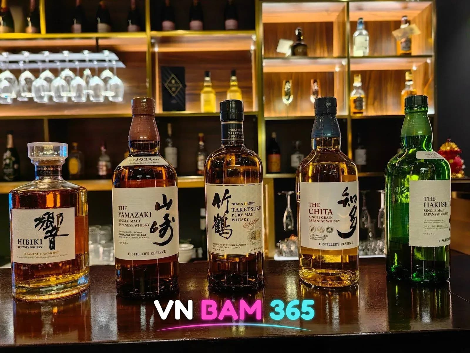 호치민 미유키 바 카운터에 나란히 놓인 히비키, 야마자키, 다케츠루, 치타, 하쿠슈 일본 위스키 병