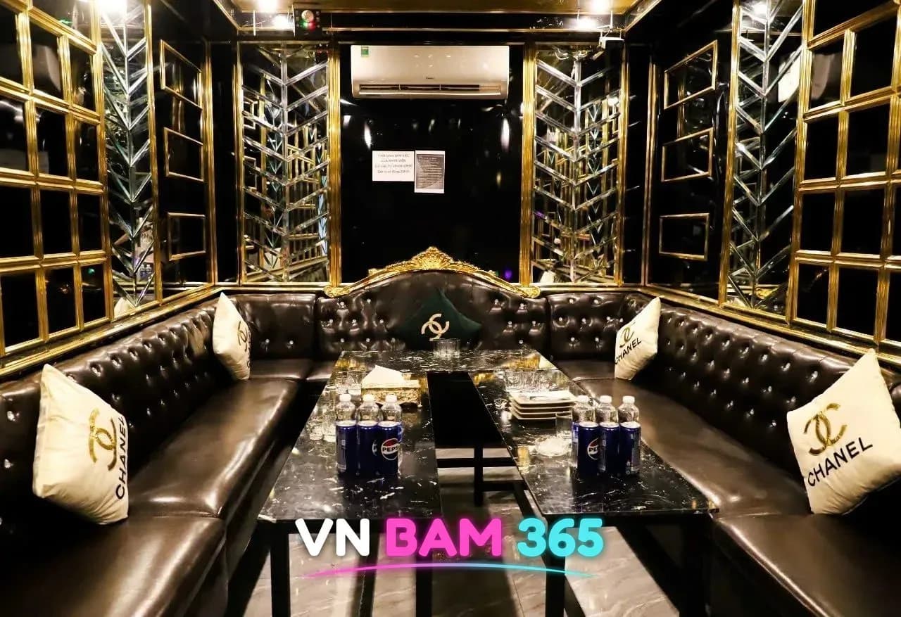 호치민 원투 가라오케 VIP룸, 금색 격자 거울 벽과 검은 가죽 소파