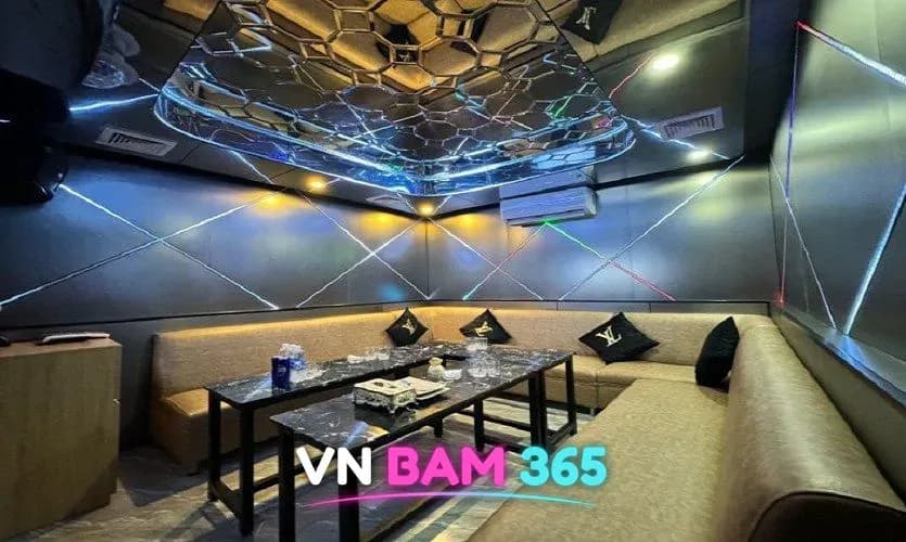 호치민 원투 가라오케 룸, 거울 천장 장식과 베이지 가죽 소파