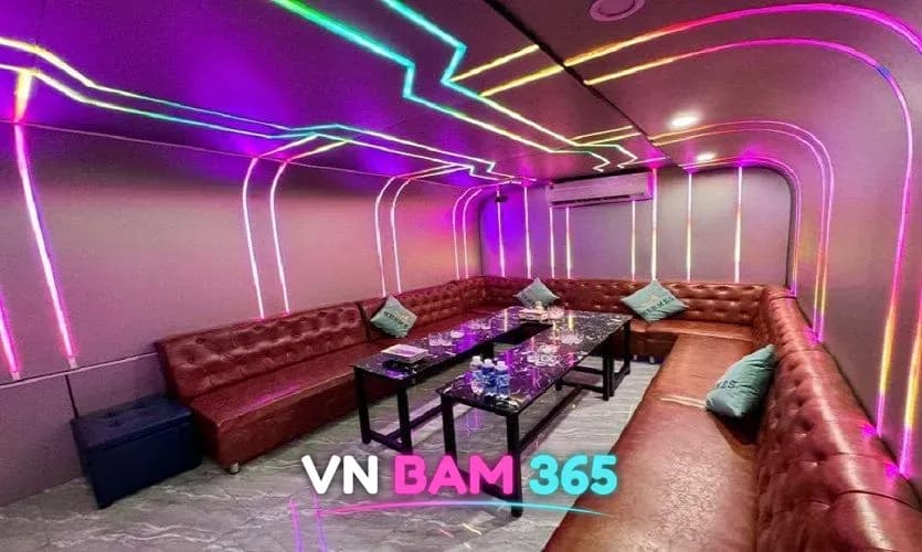 호치민 원투 가라오케 룸, 무지개색 LED 라인 천장과 갈색 가죽 소파