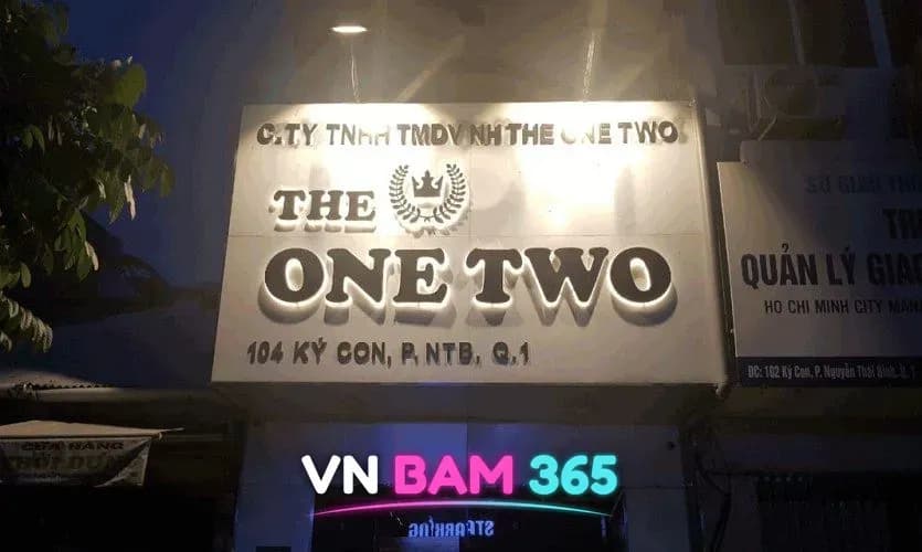 원투 가라오케 야간 간판, THE ONE TWO 104 KÝ CON, P.NTB, Q.1 표기