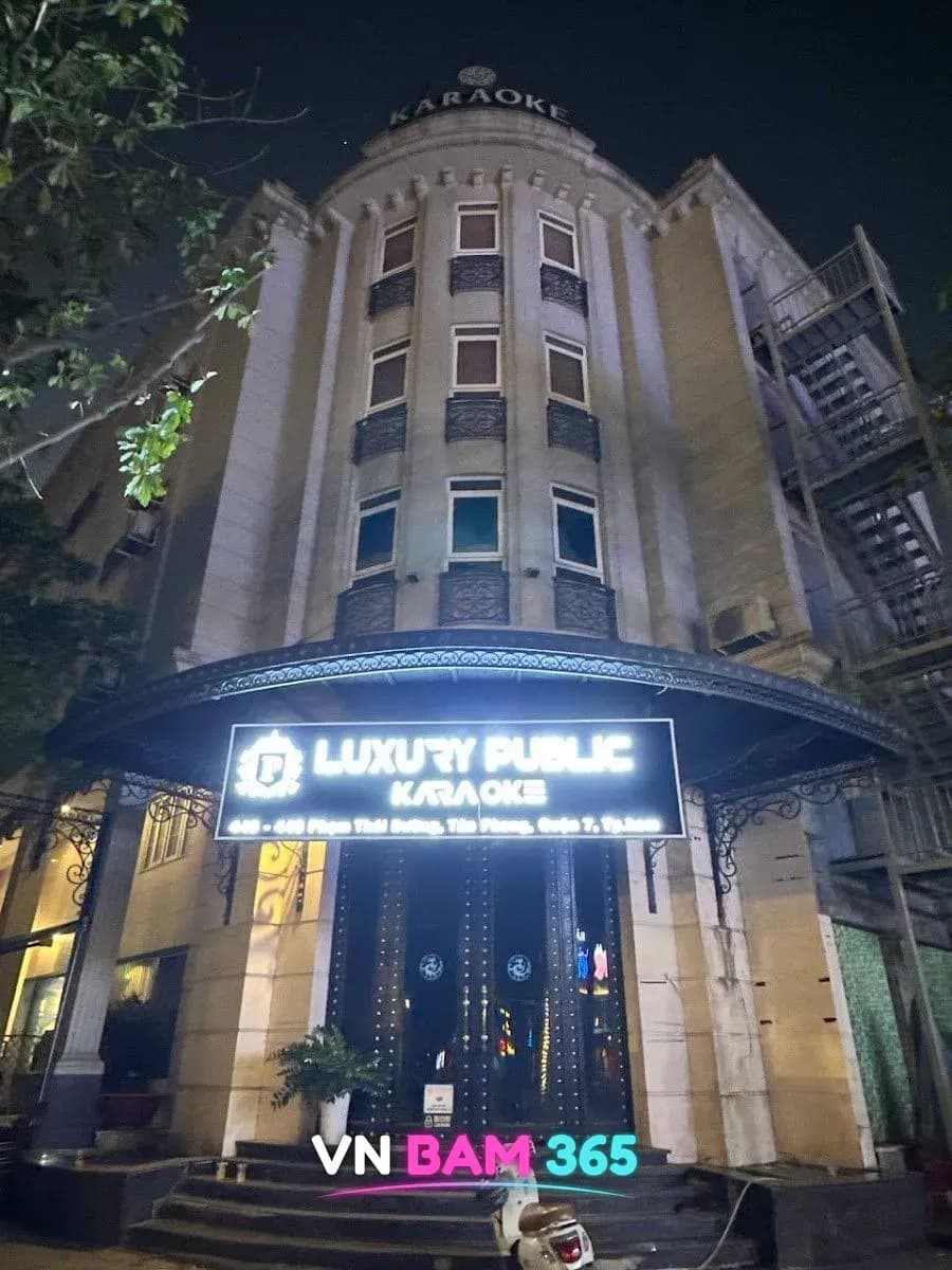 호치민 7군 446-448 Phạm Thái Bường 퍼블릭 가라오케 야간 외관, LUXURY PUBLIC KARAOKE 간판