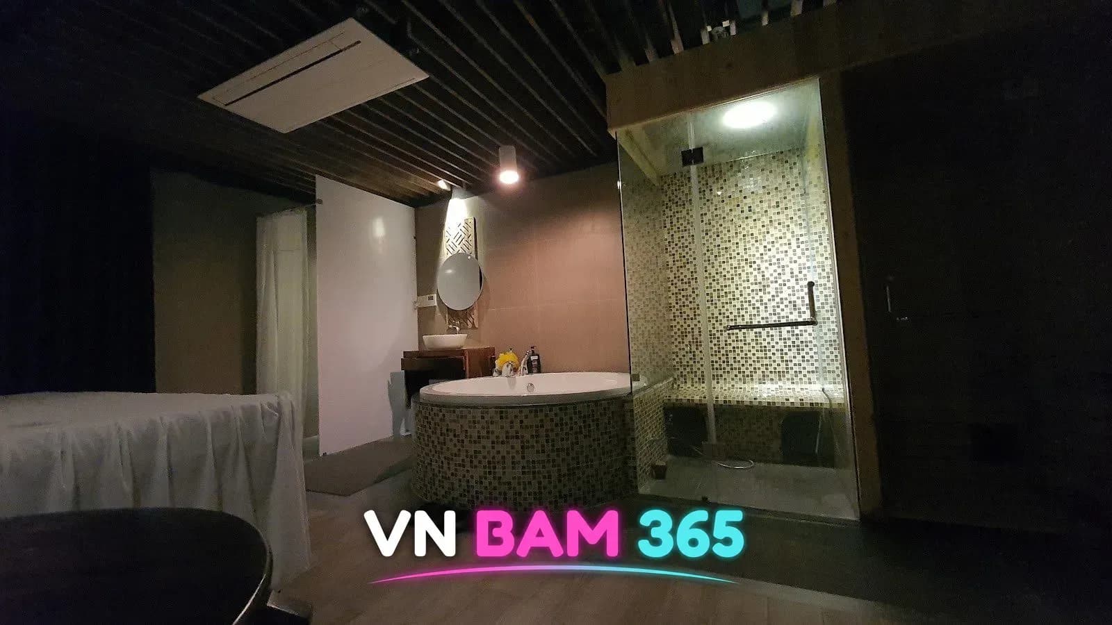 나트랑 화다4 마사지 VIP룸, 모자이크 원형 욕조와 유리 스팀 부스, 커튼 옆 마사지 베드