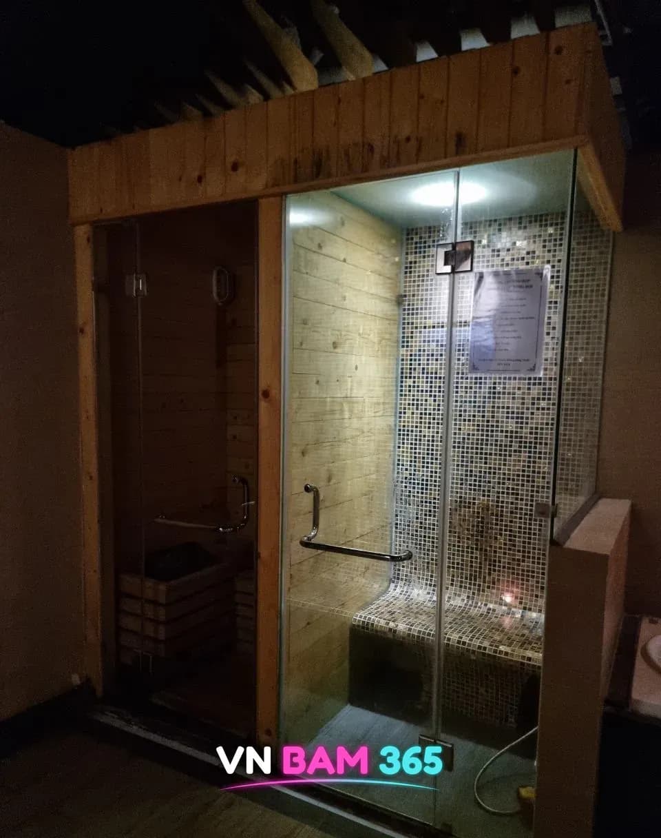 나트랑 화다4 마사지 객실 안 원목 건식 사우나와 모자이크 타일 스팀 부스