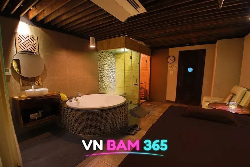 나트랑 화다4 마사지 VIP룸, 원형 욕조와 유리 사우나 부스, 세면대와 마사지 베드가 함께 있는 객실