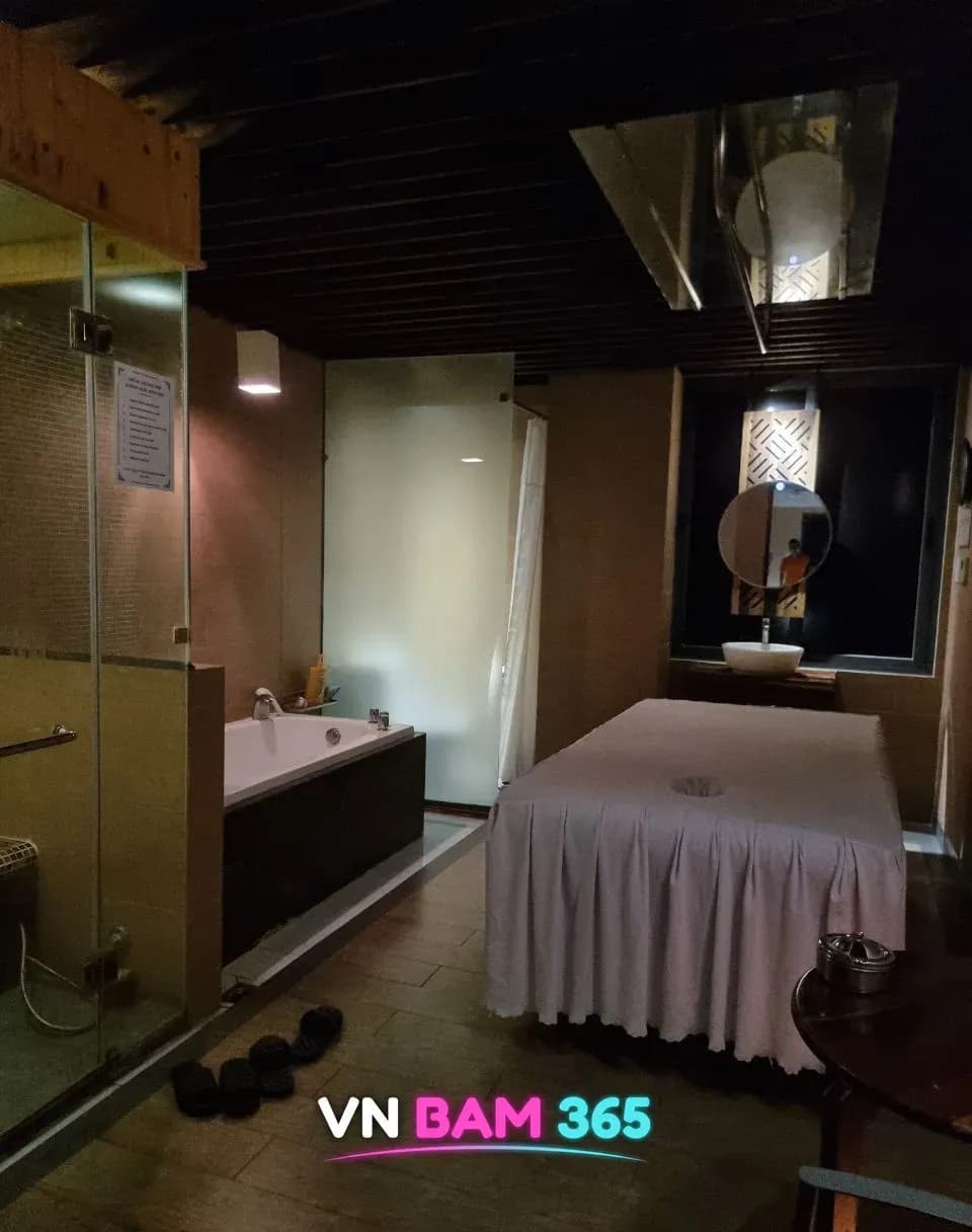 나트랑 화다4 마사지 1인 VIP룸, 얼굴 구멍이 있는 마사지 베드와 욕조, 유리 샤워 부스와 원형 거울 세면대