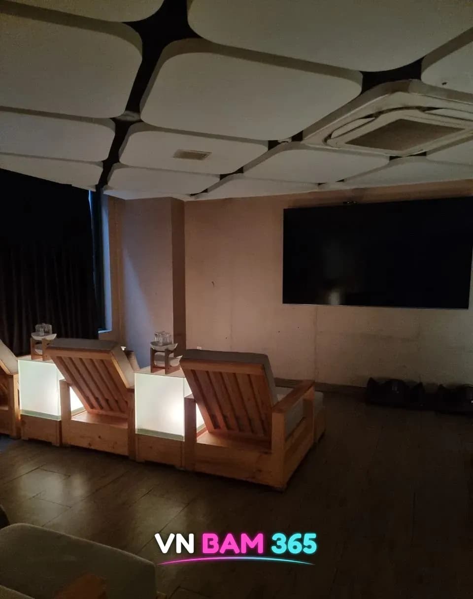 나트랑 화다4 마사지 발마사지 공간, 조명이 들어간 원목 리클라이너 의자와 벽걸이 대형 TV
