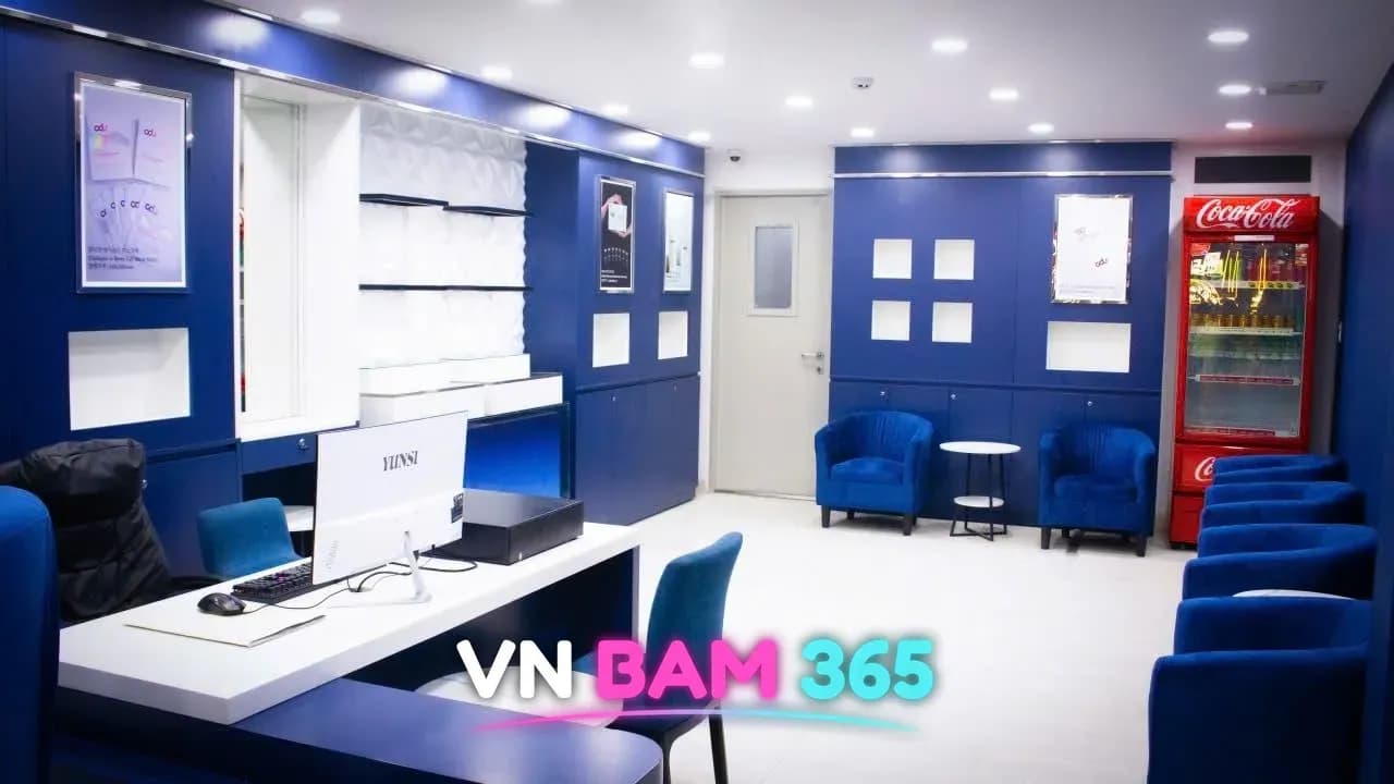 호치민 킹스톤 마사지 리셉션 데스크와 라운지, 남색 진열장과 파란 소파, 음료 냉장고