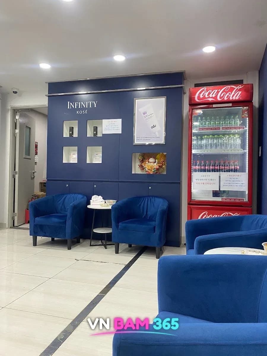호치민 킹스톤 마사지 라운지, 파란 벨벳 소파 2개와 남색 진열장, 음료 냉장고