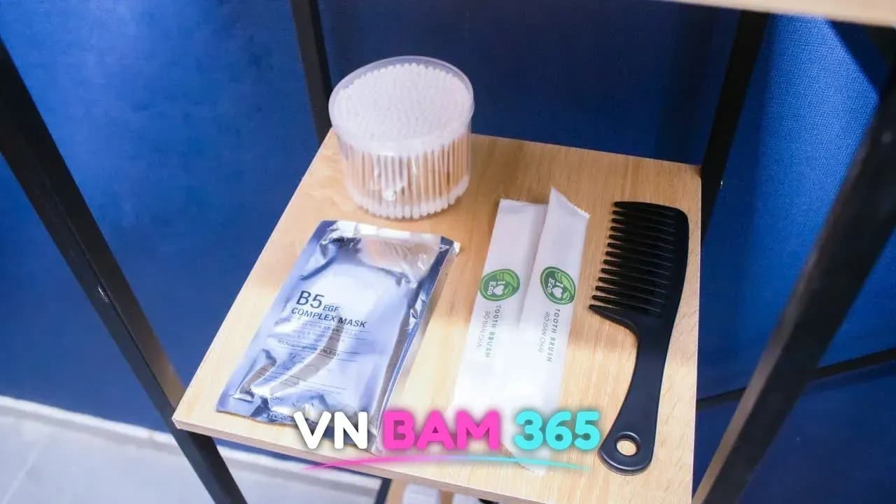 호치민 킹스톤 마사지 객실 선반의 일회용 칫솔과 마스크팩, 면봉 통과 빗
