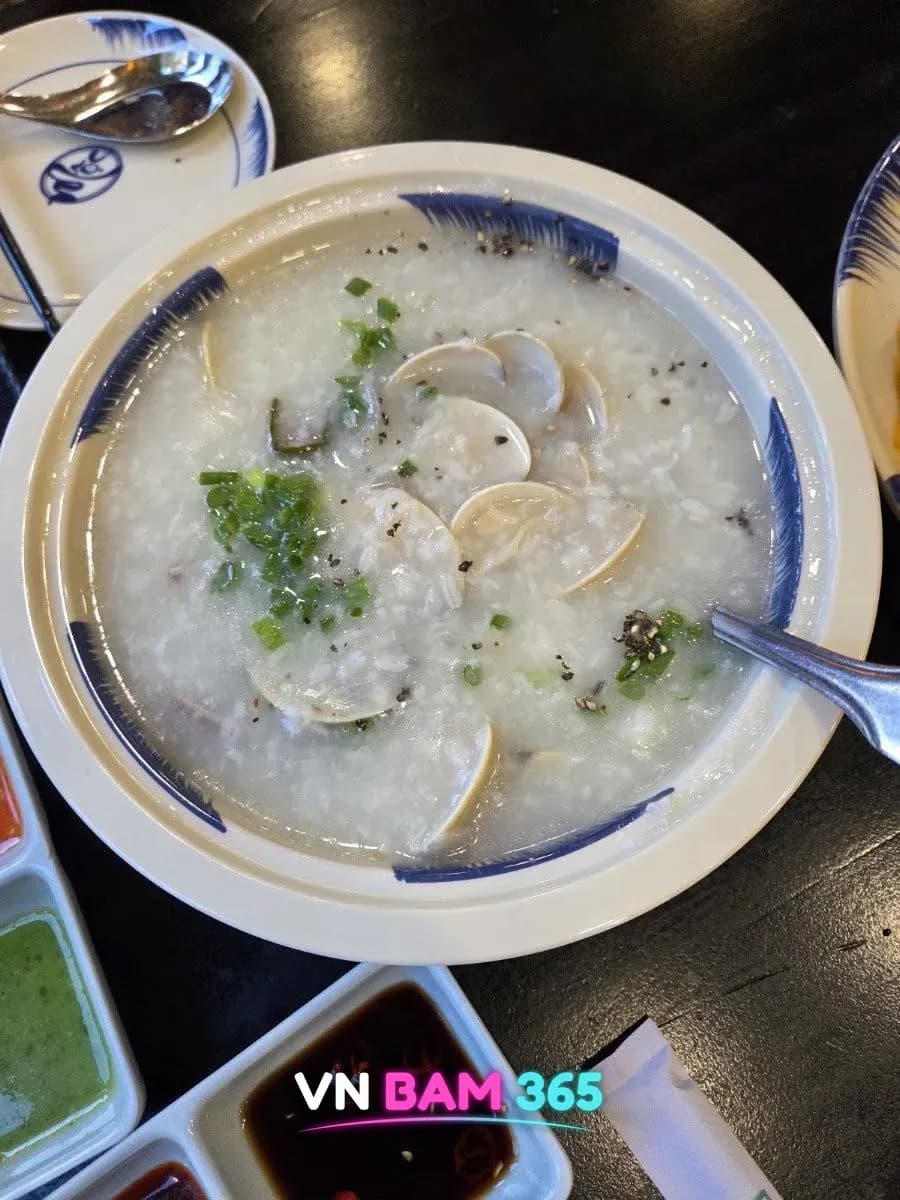다낭 목콴 씨푸드 조개를 넣은 흰 쌀죽과 소스 그릇