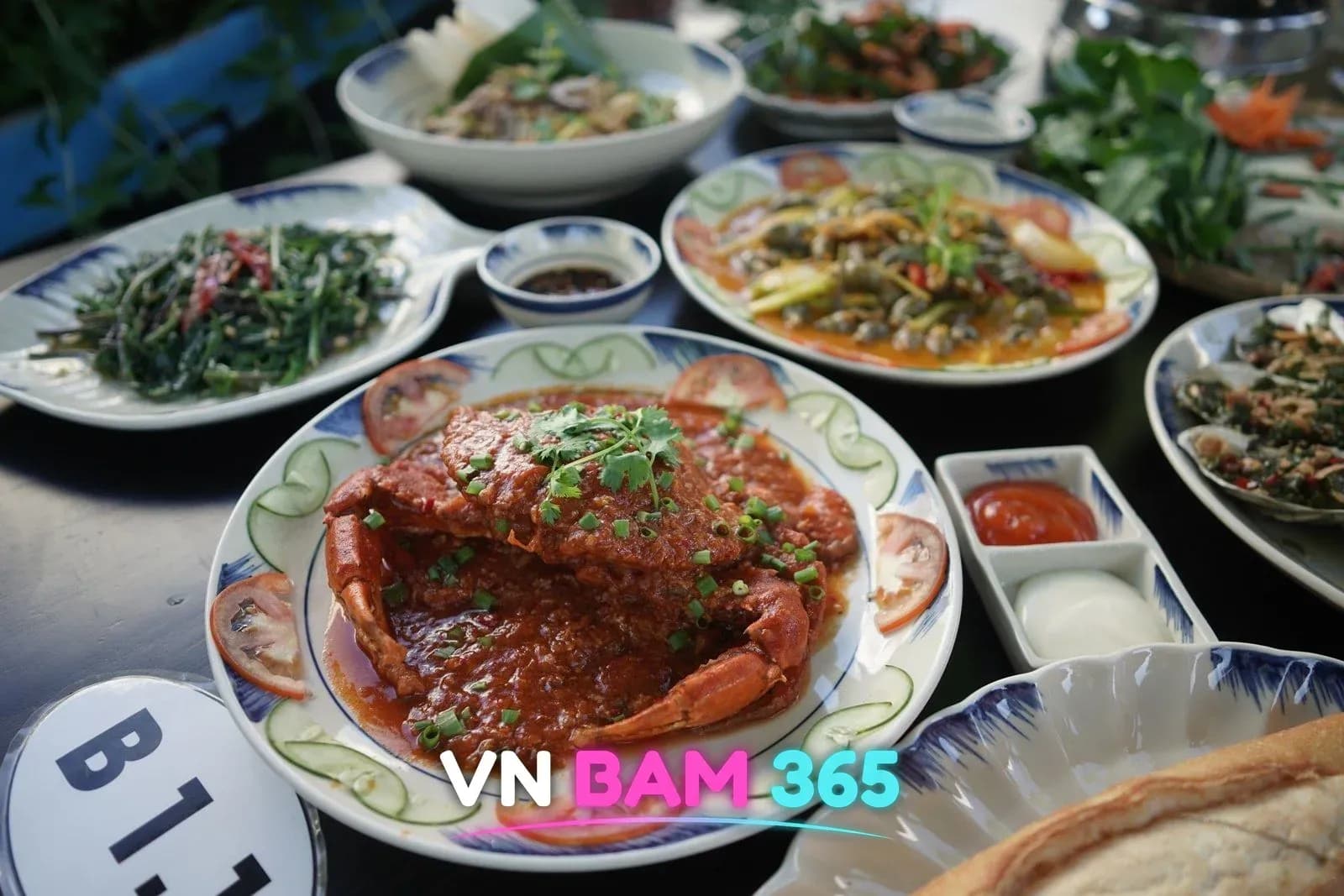 다낭 목콴 씨푸드 칠리크랩과 모닝글로리 볶음 등 해산물 상차림