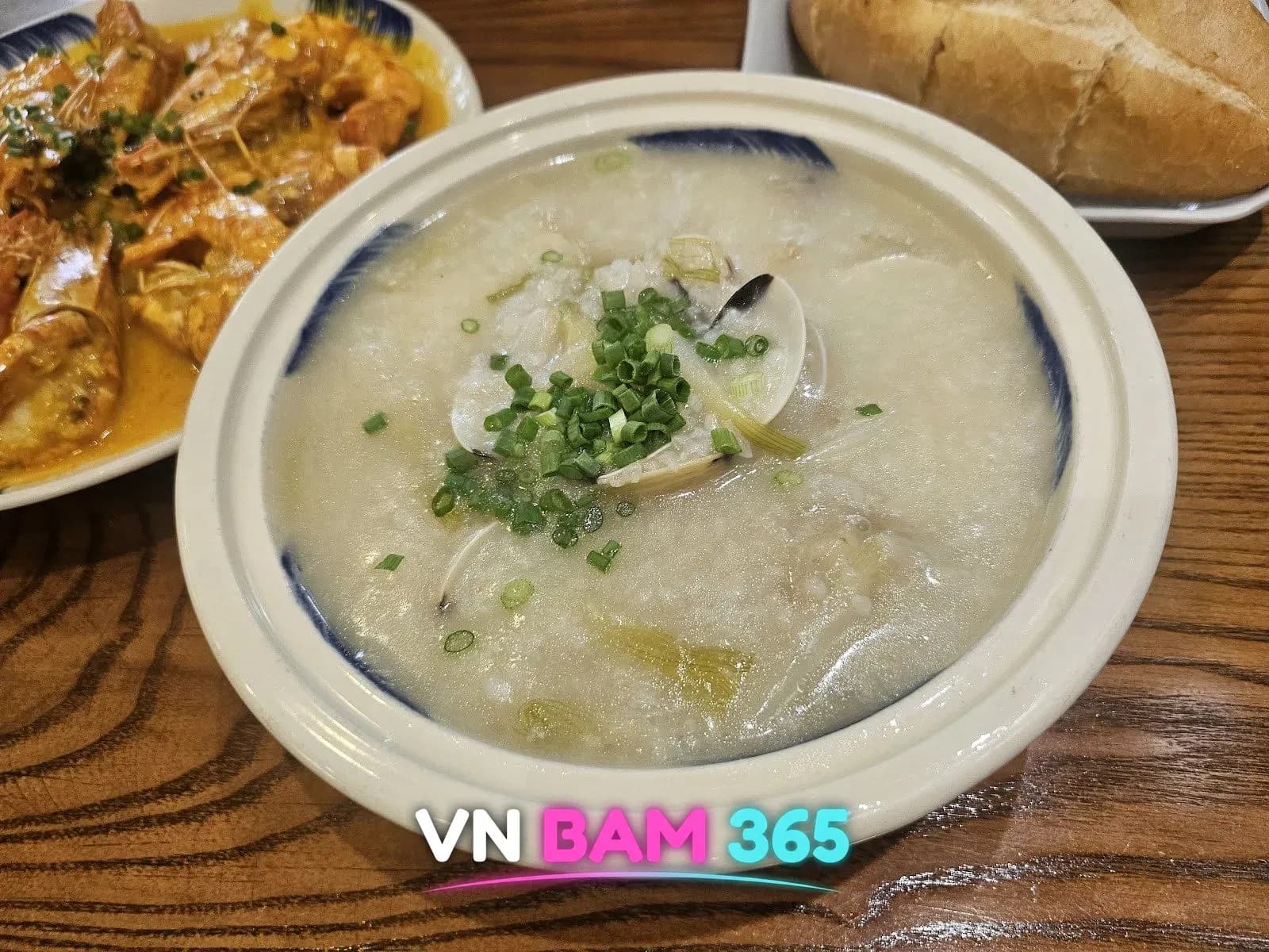 나트랑 목 해산물 식당 조개죽, 쪽파 올린 흰 죽과 바게트·새우 요리
