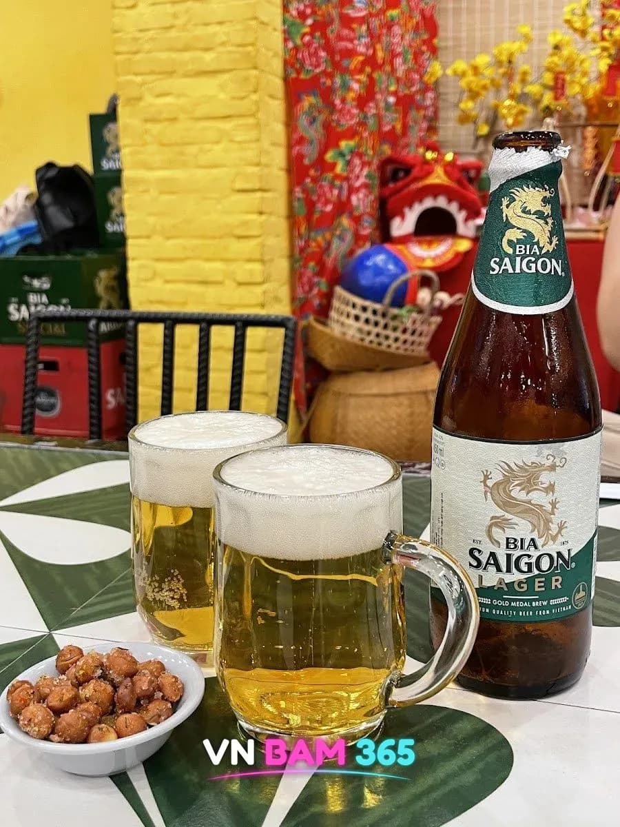 나트랑 목 해산물 식당 사이공 병맥주와 생맥주 두 잔, 볶은 땅콩 안주