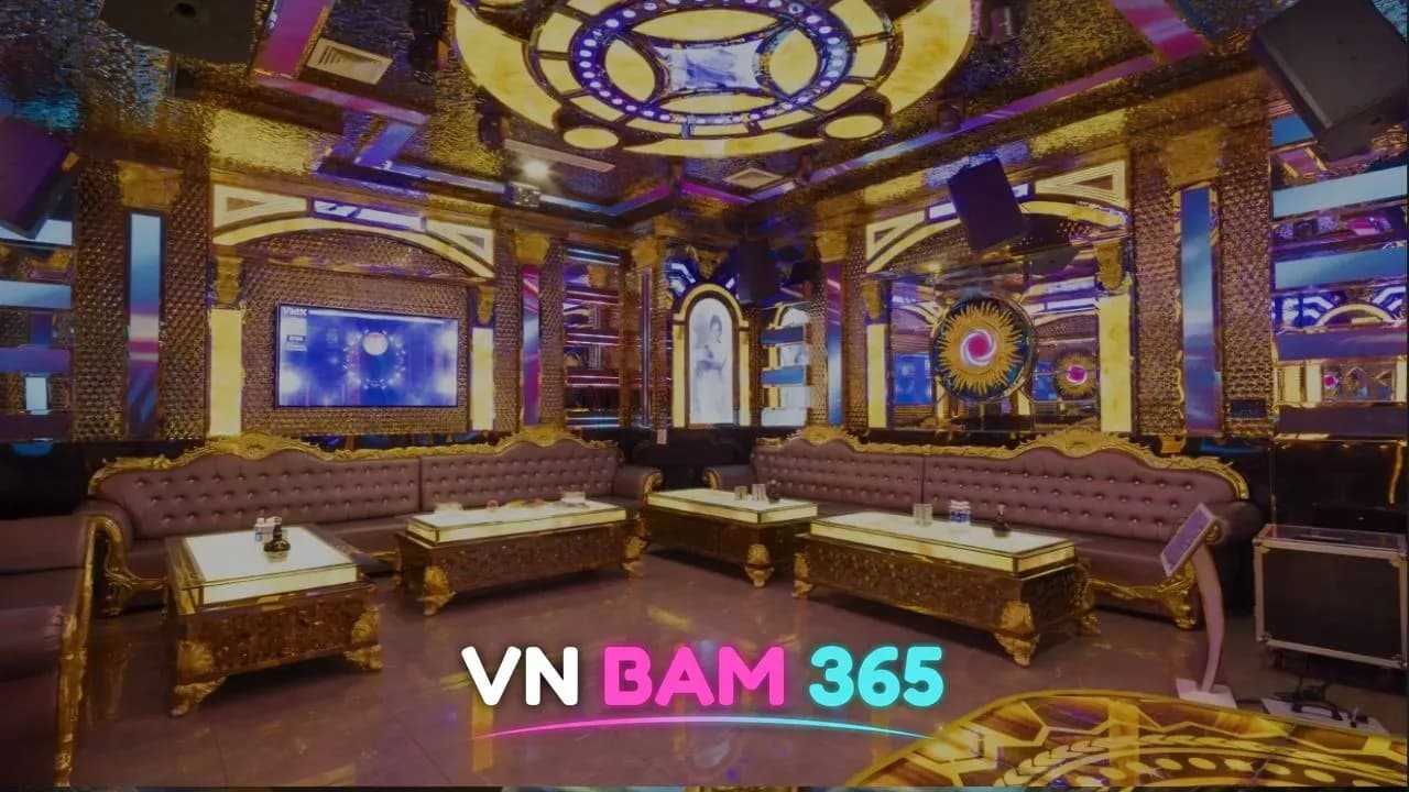 나트랑 아노바 가라오케 대형룸, 금색 장식 천장과 줄지어 놓인 소파·테이블