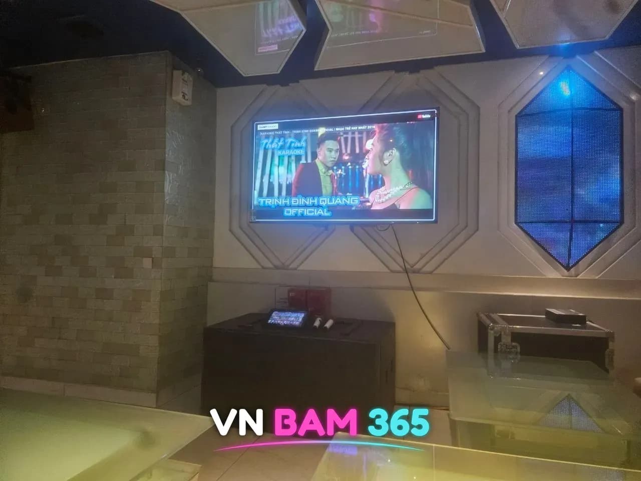 나트랑 퀸터 가라오케 룸, 육각형 LED 창과 벽걸이 TV, 유리 테이블