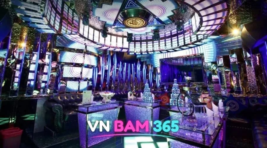나트랑 퀸터 가라오케 대형룸, 원형 LED 천장과 보라색 조명 테이블