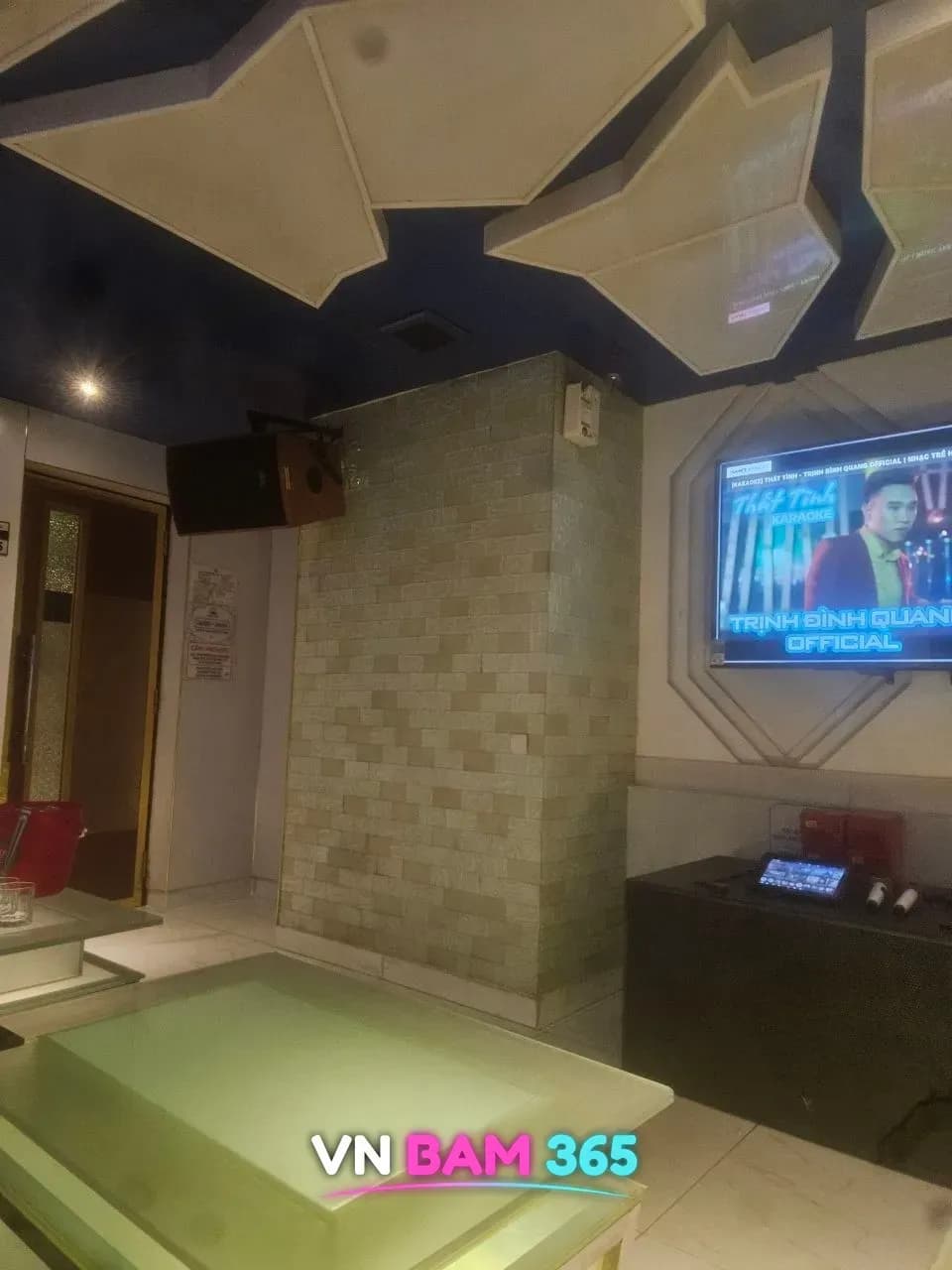 나트랑 퀸터 가라오케 룸, 벽돌 무늬 기둥과 벽걸이 TV, 유리 테이블