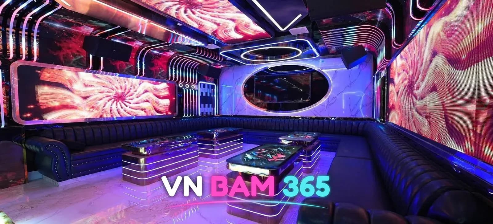 나트랑 쿡테 가라오케 룸, 분홍 영상 벽과 LED 줄무늬 테이블
