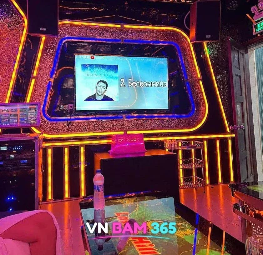 나트랑 쿡테 가라오케 룸, 주황 LED 테두리 노래방 화면과 테이블
