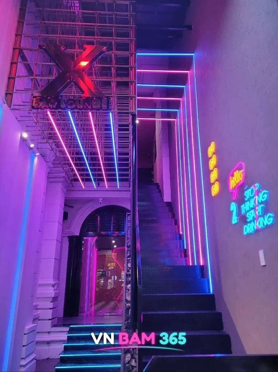 나트랑 X바 입구, X BAR LOUNGE 간판 아래 파랑·분홍 네온 계단