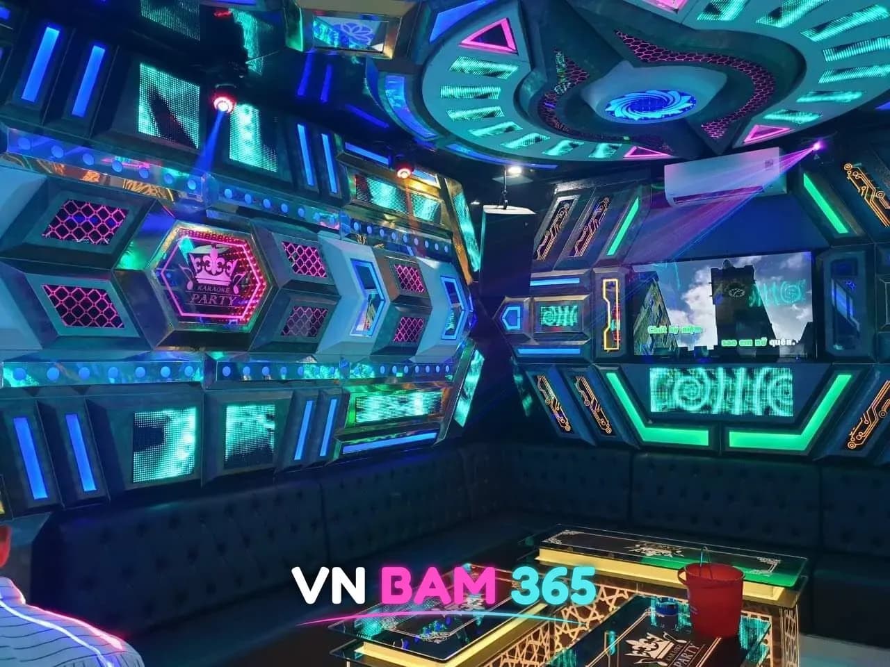 푸꾸옥 팬텀 가라오케 청록 LED 벽면과 PARTY 로고 장식 룸