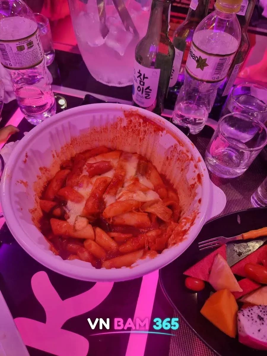 호치민 산토끼 가라오케 룸 테이블의 떡볶이와 과일, 참이슬