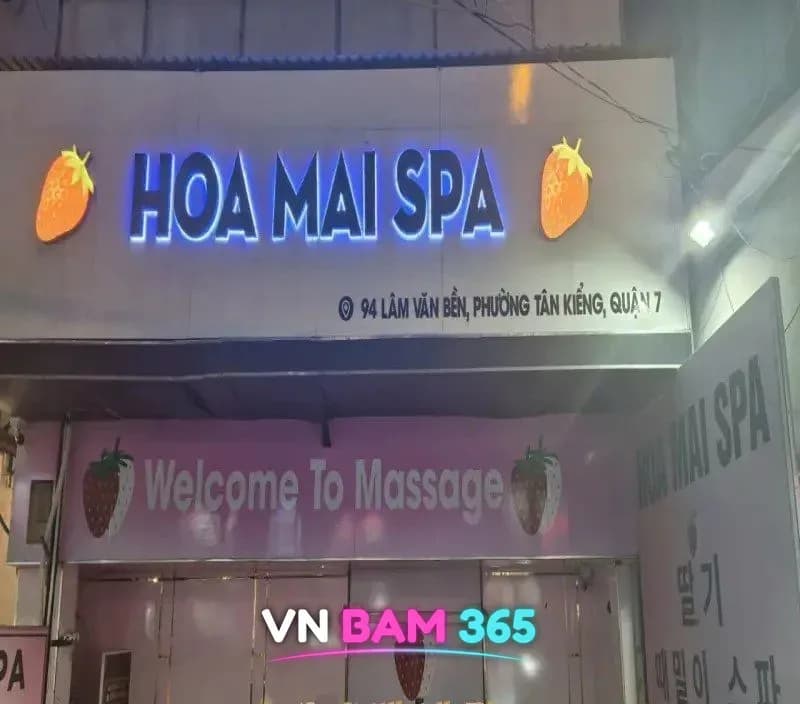 호치민 딸기 때밀이 스파 야간 외관, 딸기 그림과 HOA MAI SPA 간판, 한글 딸기 때밀이 스파 세로 간판