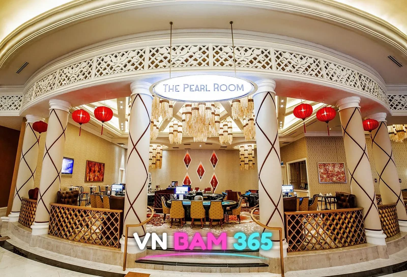 호짬 해안 더 그랜드 호짬 카지노 THE PEARL ROOM 입구, 붉은 등과 샹들리에 아래 테이블